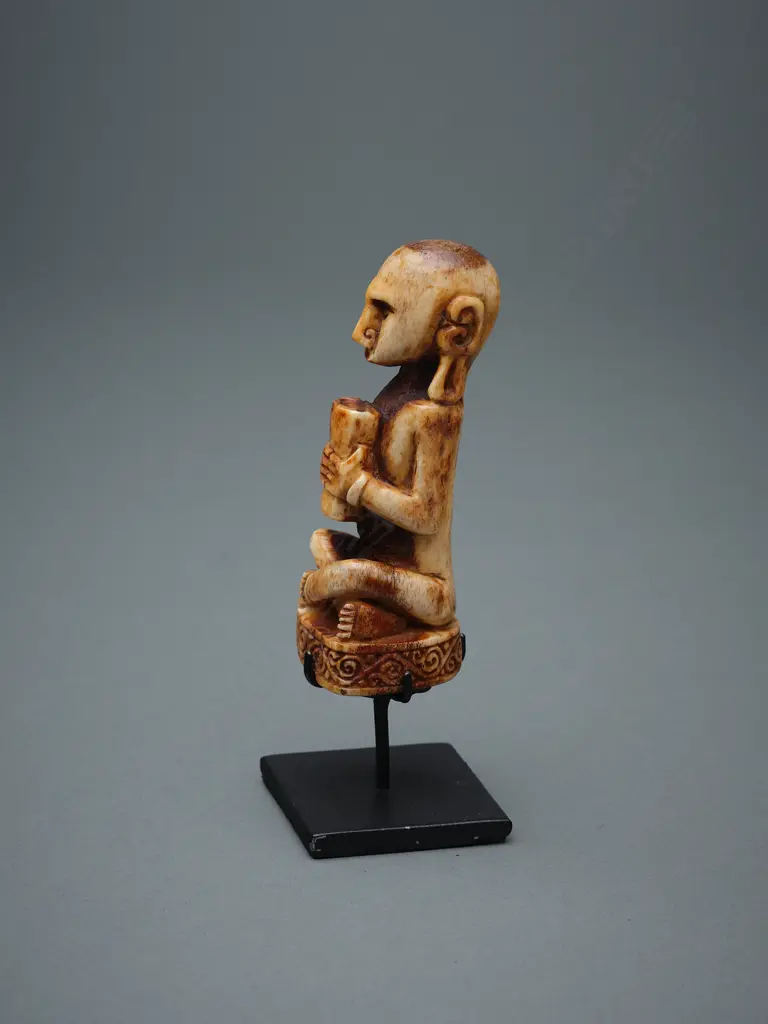 Indonesian bone male figure, Image 1++